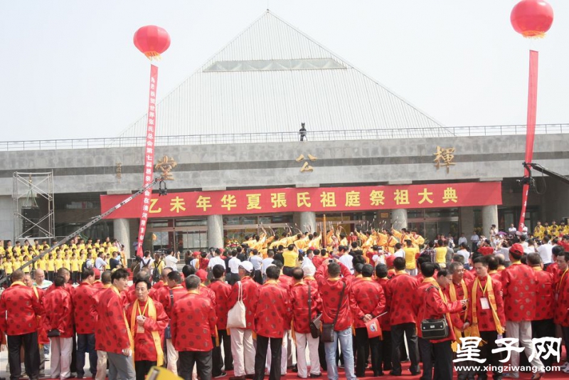 穿红衣服的是华侨宗亲