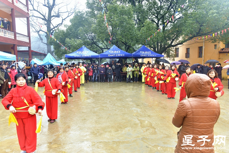 腰鼓队助兴.jpg
