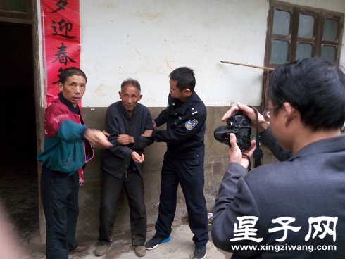4.26南康所为困难群众提供上门服务.jpg
