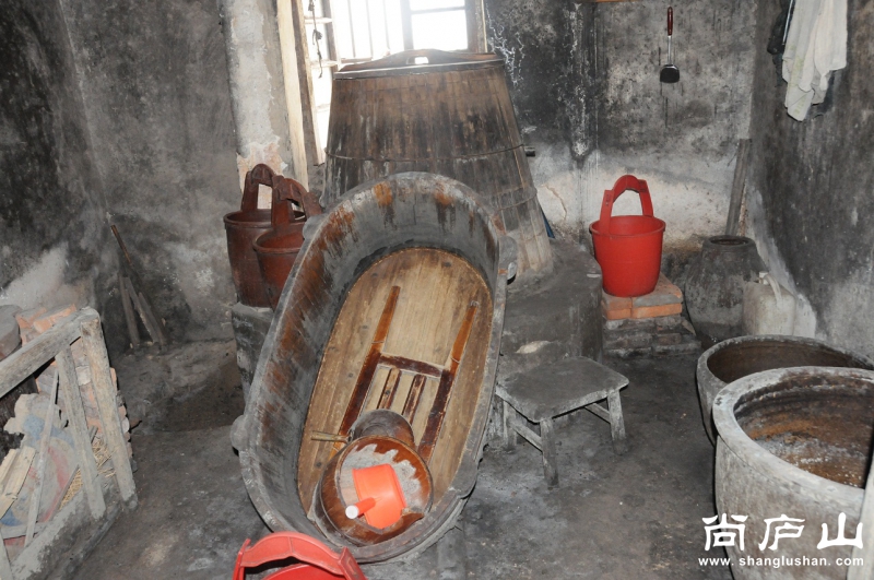 图片2 酿酒工具（就甑、冷却水盆、水桶、木柄桶、酒缸） 摄影者：魏小云.JPG