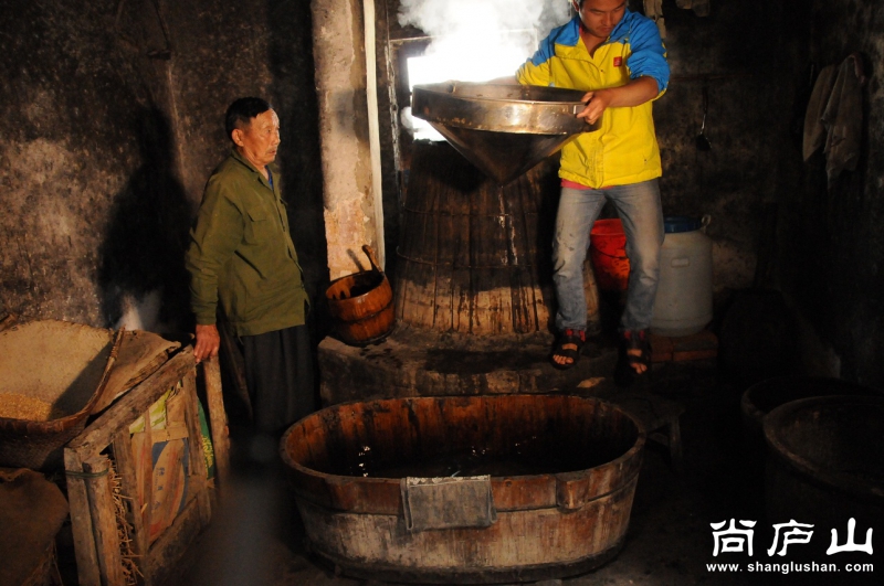 图片6 酿酒过程 摄影者： 魏小云.JPG