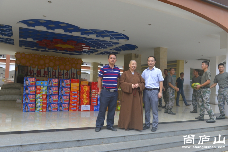 能行法师（中）与余志（右）、余小龙（左）两位局长_副本.jpg