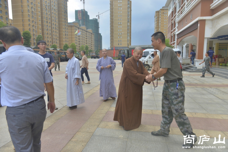 能行法师与部队指导员告别_副本.jpg