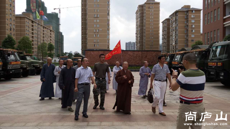 能行会长一行在部队临时驻地.jpg