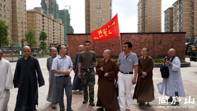 能行会长一行在部队临时驻地2.jpg
