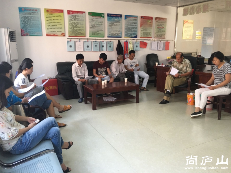 社区听取廉政监督员对“两委”的意见建议.jpg