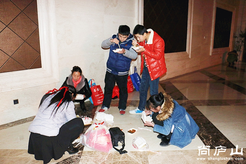 席地晚餐.jpg
