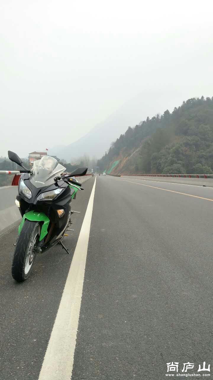 跑修水路过西海景区，留个影