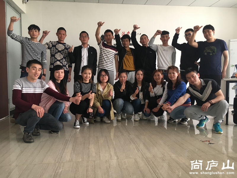 全体员工合影.jpg