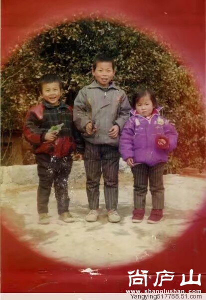 杨杰25 6年前三兄妹.jpg