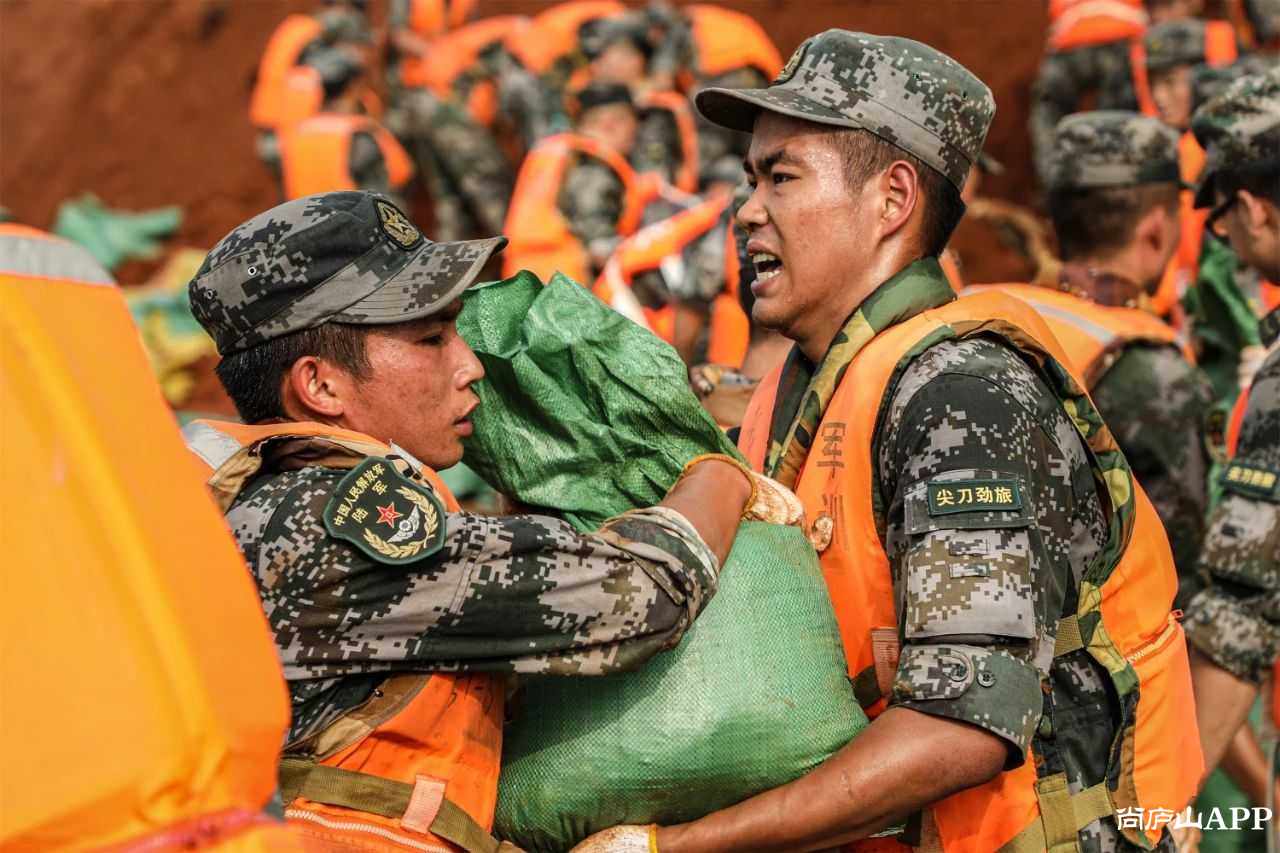 红土地上,九江城下.22个春秋,堤坝上的身影,已变为00后们崭新的面孔.