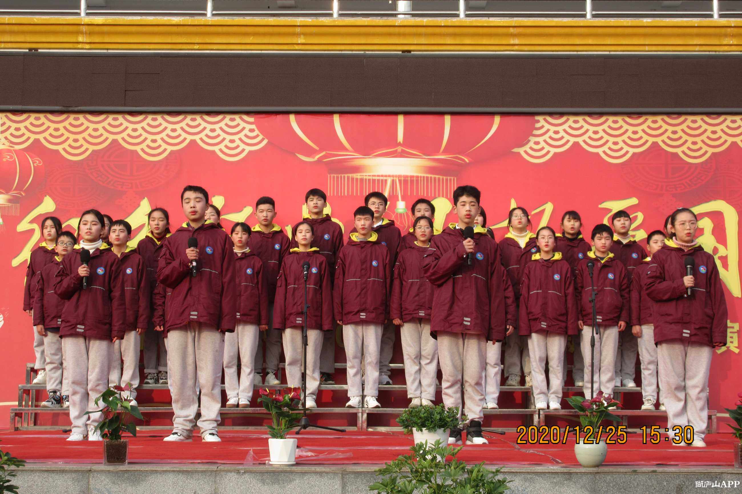 庐山市二中2021元旦迎新文艺汇演今天在学校运动场隆重举行