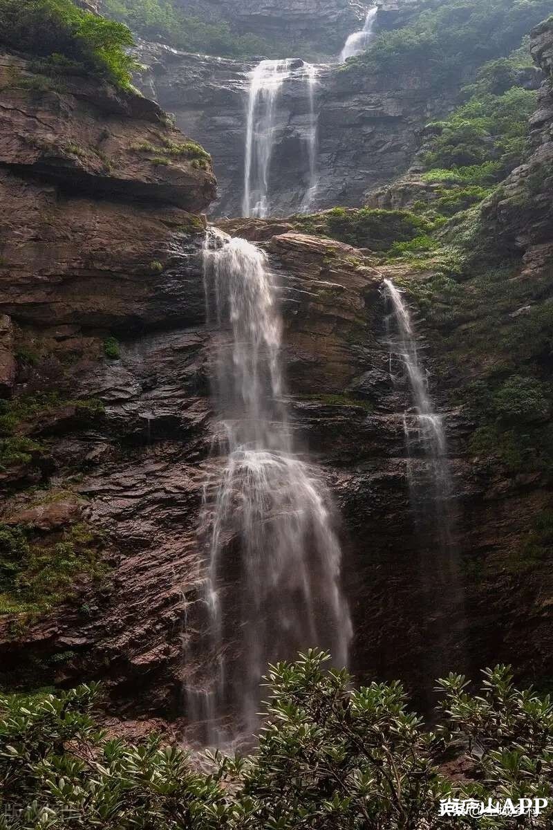 庐山的特点是雄奇险秀最美是瀑布云雾变幻多